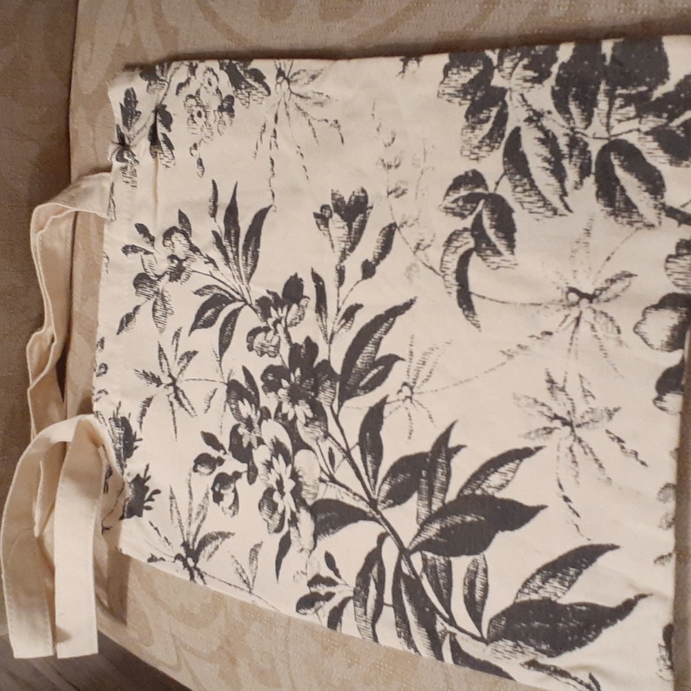 GUCCI FEMALE SATIN BLOOM POUCH TOTE NWT - Picture 2 of 11